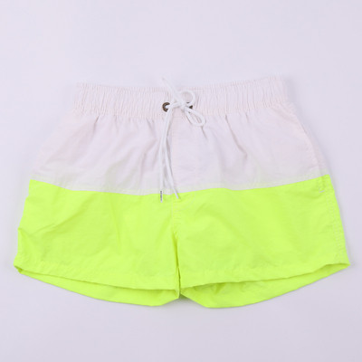 Rannas sobivad elastse vöökohaga meeste lühikesed püksid