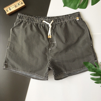 Pludmalei piemēroti vīriešu svītraini šorti ar jostasvietām