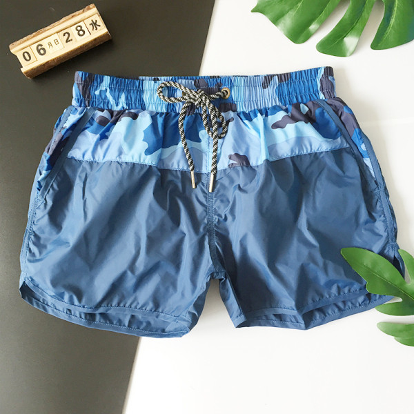 Vīriešu vasaras šorti ar saitēm jostasvietā un kamuflāžu