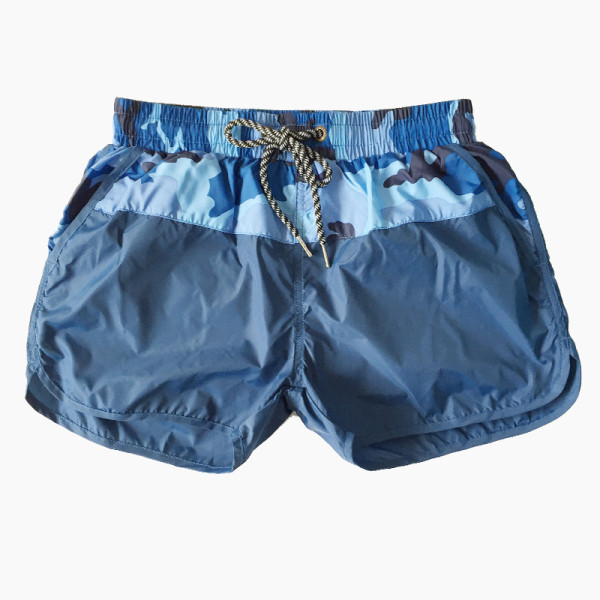 Vīriešu vasaras šorti ar saitēm jostasvietā un kamuflāžu