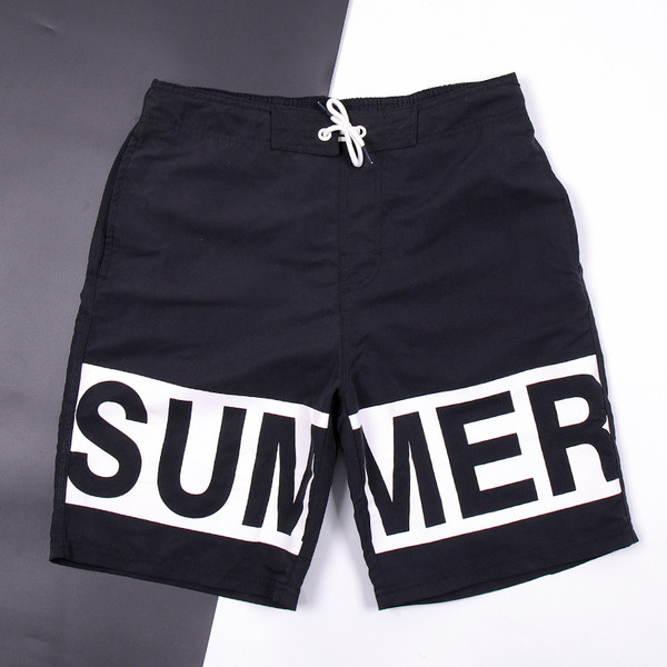 Strandba illő férfi rövidnadrág felirattal és derékkötővel