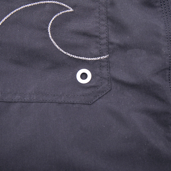 Strandba illő férfi rövidnadrág felirattal és derékkötővel