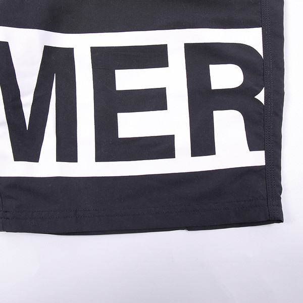 Strandba illő férfi rövidnadrág felirattal és derékkötővel