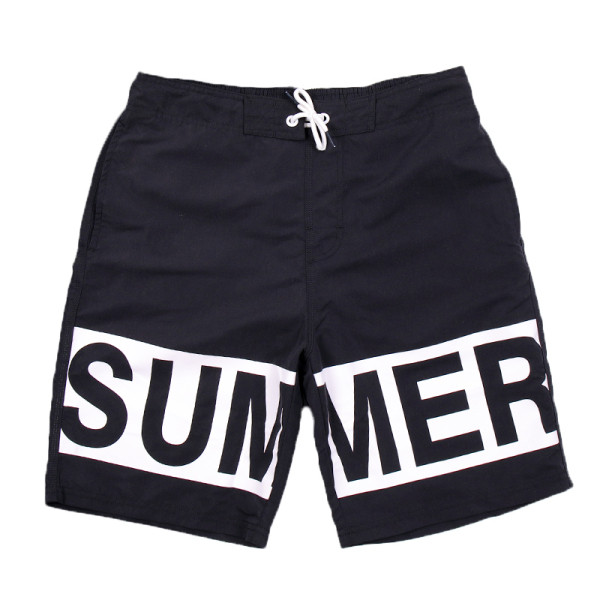 Strandba illő férfi rövidnadrág felirattal és derékkötővel