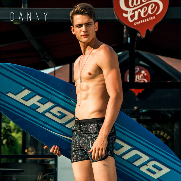 Fekete és mintás mintás rövid úszónadrág