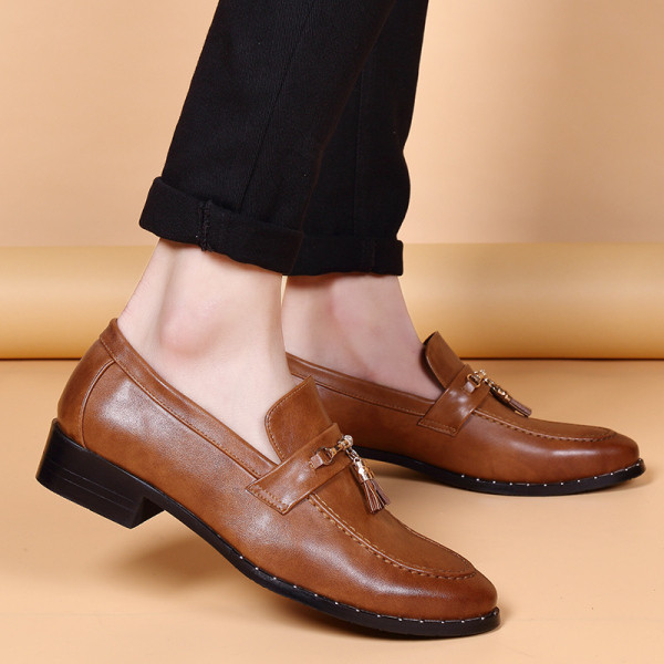 Férfi formális cipő bojttal és lapos talppal