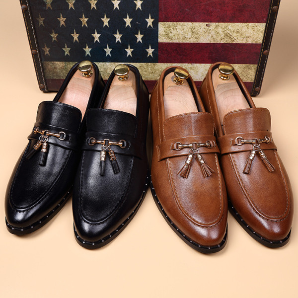 Férfi formális cipő bojttal és lapos talppal