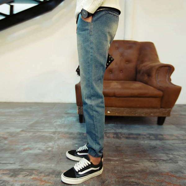 Férfi alkalmi farmernadrág bokánál gumírozással, derékban fűzővel