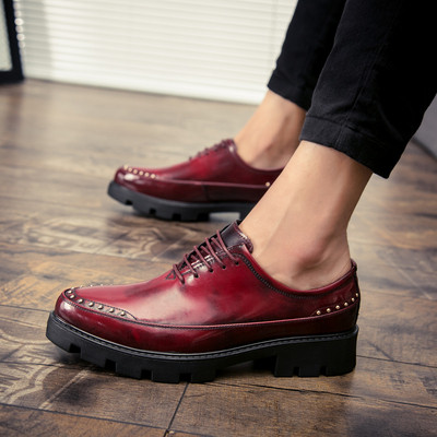 Pantofi formali barbatesti cu nituri - model ascutit