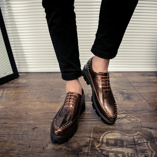 Meeste pidulikud neetidega kingad - teravatipuline mudel