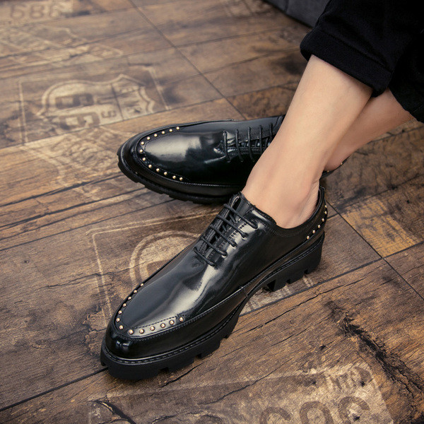 Meeste pidulikud neetidega kingad - teravatipuline mudel