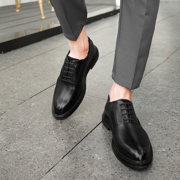 Formális férfi cipő fűzővel és lapos talppal - hegyes modell