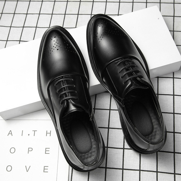 Formális férfi cipő fűzővel és lapos talppal - hegyes modell