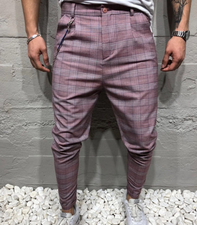 Elegáns férfi kockás nadrág zsebekkel