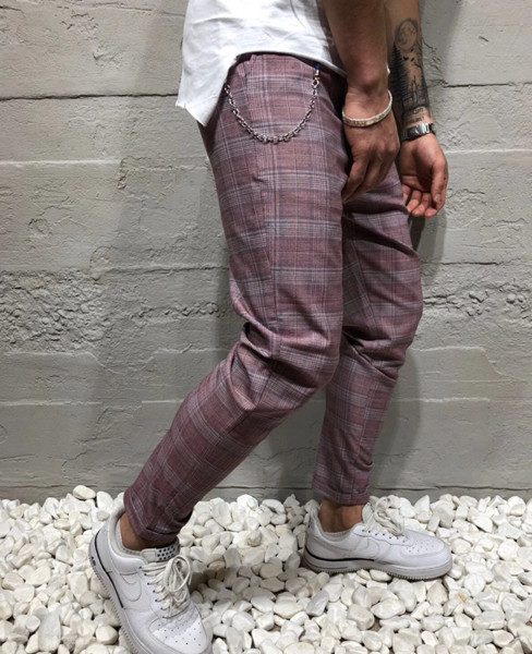 Elegáns férfi kockás nadrág zsebekkel