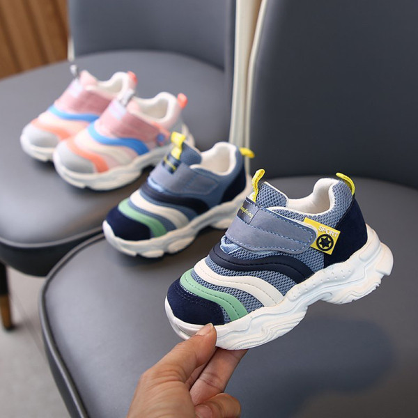 Modern gyerek tornacipő matricával és vastag talppal, alkalmas fiúnak vagy lánynak