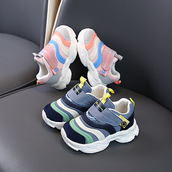 Modern gyerek tornacipő matricával és vastag talppal, alkalmas fiúnak vagy lánynak