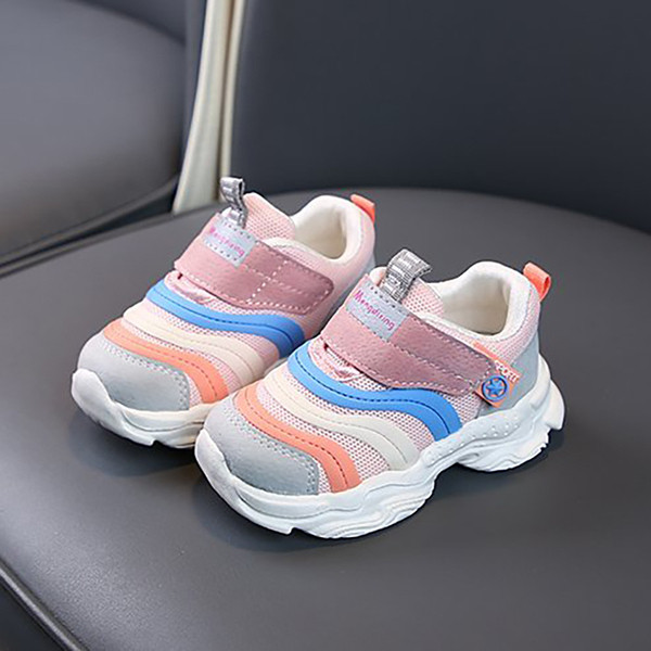 Modern gyerek tornacipő matricával és vastag talppal, alkalmas fiúnak vagy lánynak