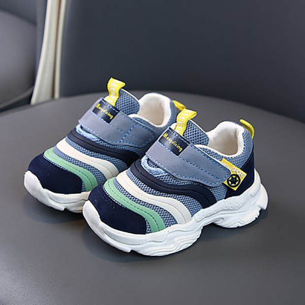 Modern gyerek tornacipő matricával és vastag talppal, alkalmas fiúnak vagy lánynak