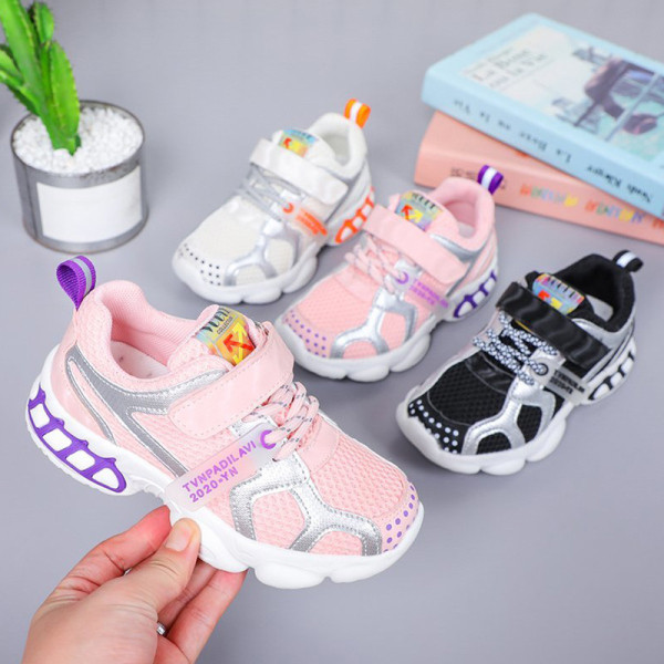 Fiúknak és lányoknak megfelelő sport és mindennapi gyerekcipők fűzővel és matricákkal