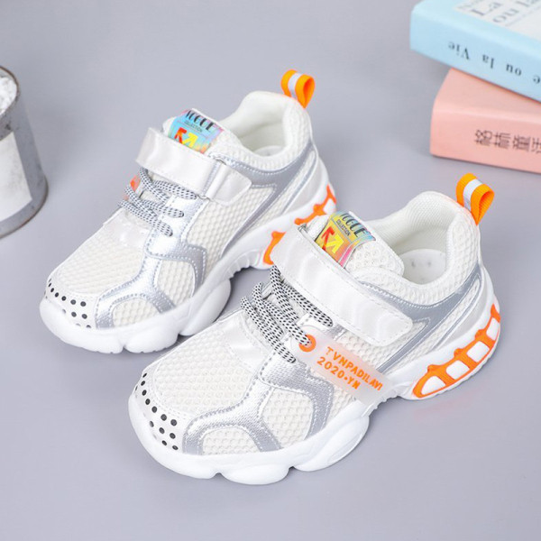 Fiúknak és lányoknak megfelelő sport és mindennapi gyerekcipők fűzővel és matricákkal