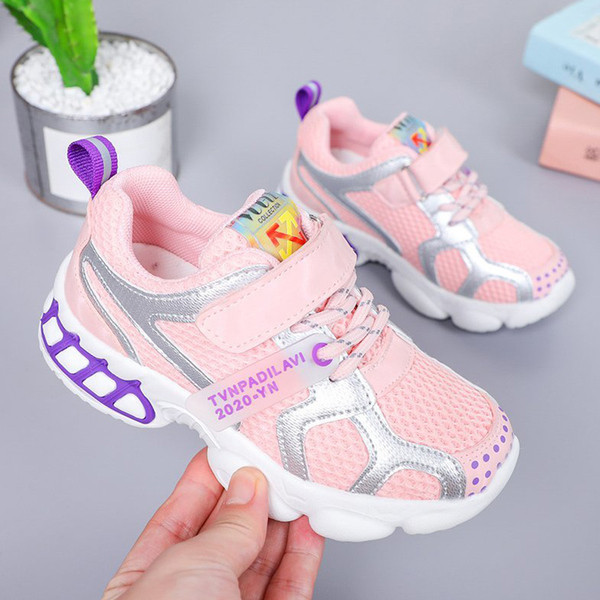 Fiúknak és lányoknak megfelelő sport és mindennapi gyerekcipők fűzővel és matricákkal