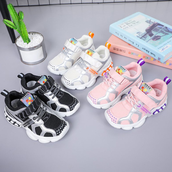 Fiúknak és lányoknak megfelelő sport és mindennapi gyerekcipők fűzővel és matricákkal