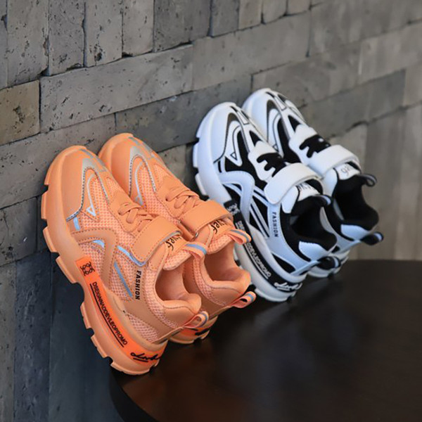 Sport gyerek tornacipő fűzővel és matricákkal