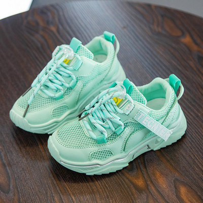 Kevadeks ja suveks sobivad moodsad paelte ja kleebistega laste tossud