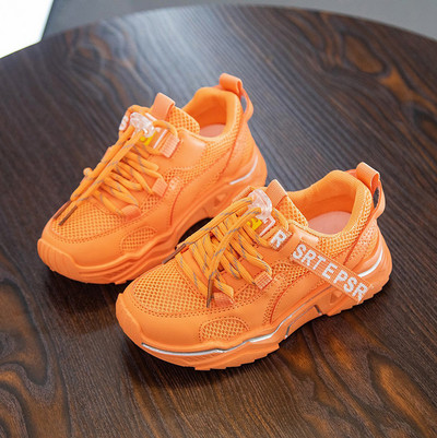 Kevadeks ja suveks sobivad moodsad paelte ja kleebistega laste tossud