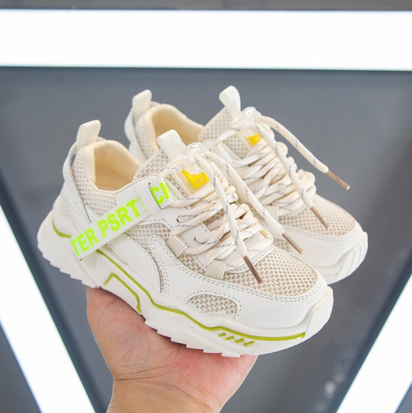 Kevadeks ja suveks sobivad moodsad paelte ja kleebistega laste tossud