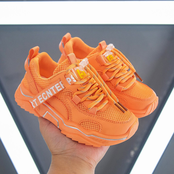 Kevadeks ja suveks sobivad moodsad paelte ja kleebistega laste tossud