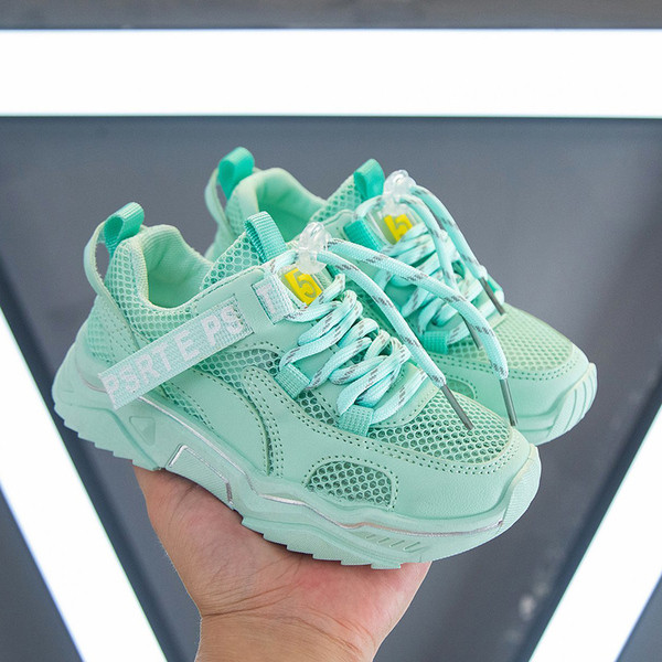 Kevadeks ja suveks sobivad moodsad paelte ja kleebistega laste tossud