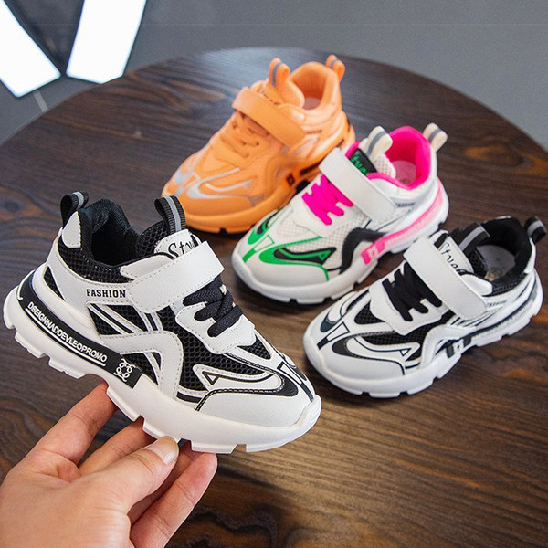 Alkalmi gyerek tornacipő fűzővel és matricákkal