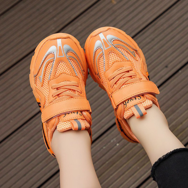 Alkalmi gyerek tornacipő fűzővel és matricákkal