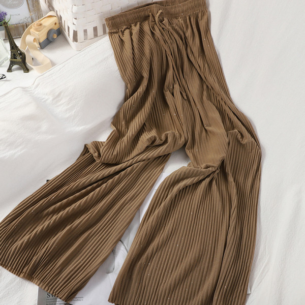 Plisētas sieviešu bikses un spīdīgas daļiņas