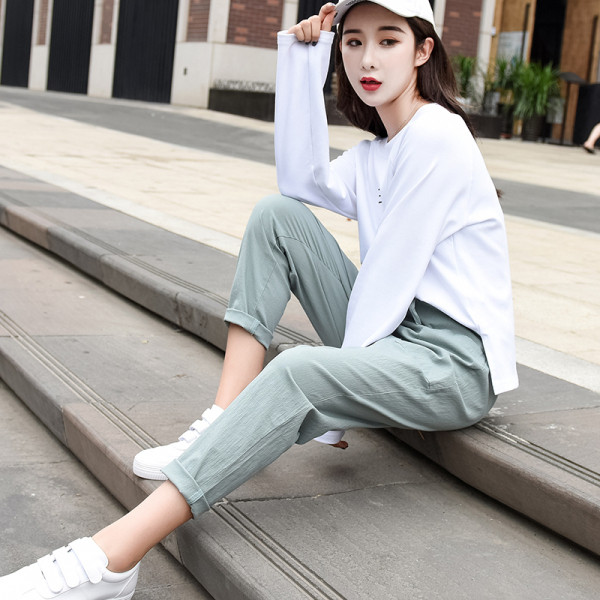 Kõrge vöökoha ja lipsudega vabaaja naistepüksid