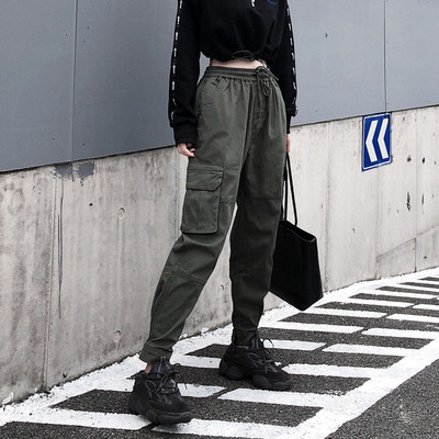 Női nadrág zsebekkel és rugalmas derékkal - széles modell