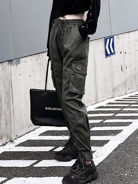 Női nadrág zsebekkel és rugalmas derékkal - széles modell