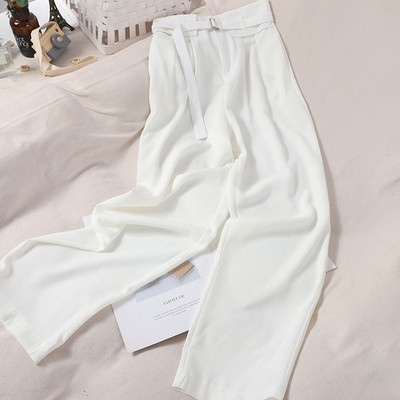 Modern női nadrág övvel és magas derékkal