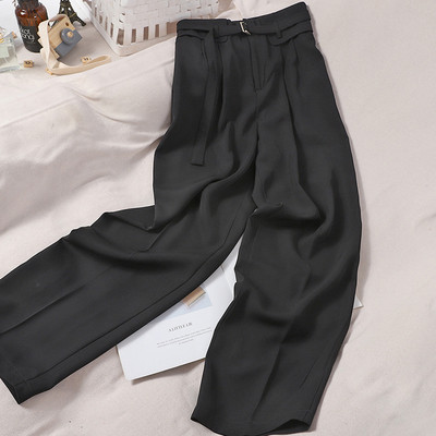 Modern női nadrág övvel és magas derékkal