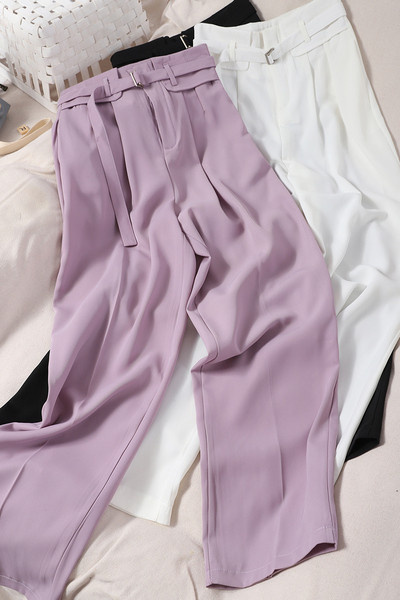 Modern női nadrág övvel és magas derékkal