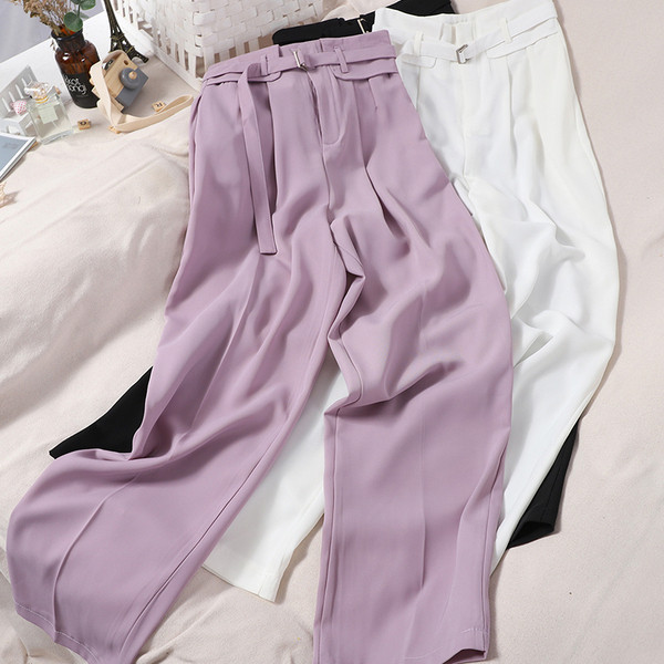 Modern női nadrág övvel és magas derékkal