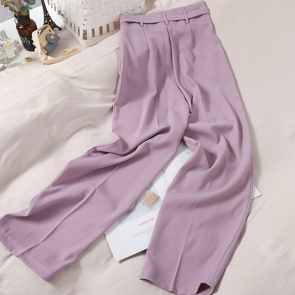 Modern női nadrág övvel és magas derékkal