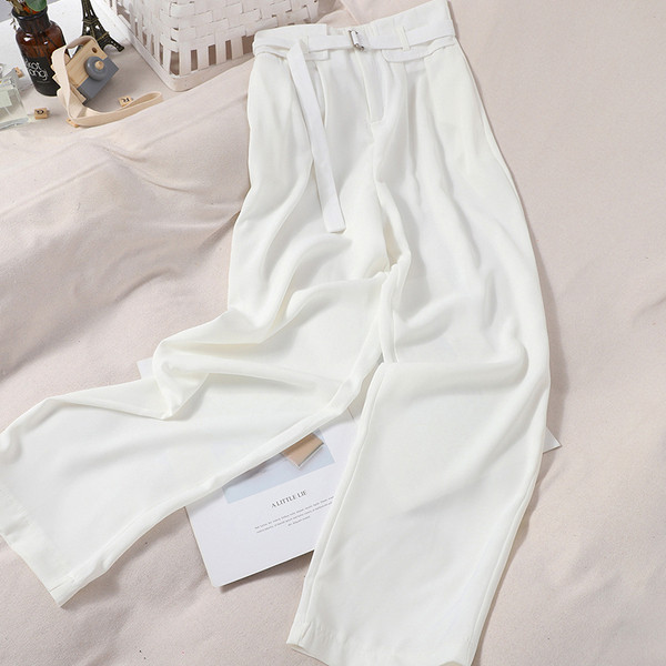 Modern női nadrág övvel és magas derékkal