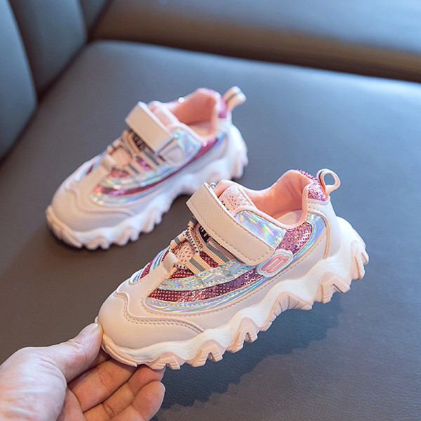 Modern fényes gyerekcipő fűzővel és matricákkal