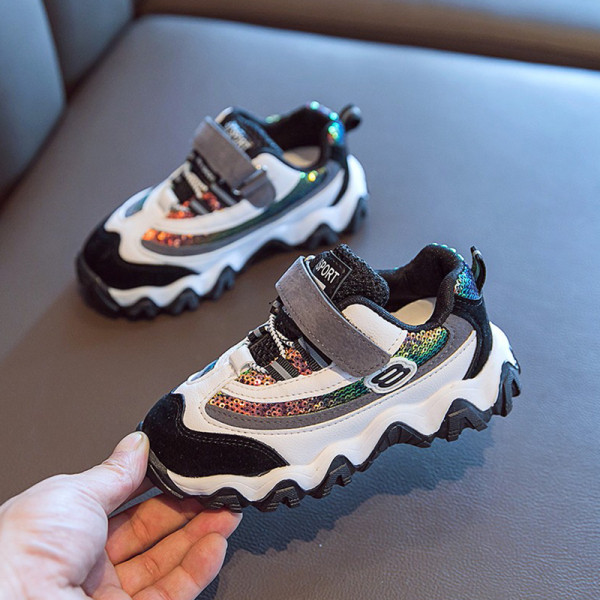 Modern fényes gyerekcipő fűzővel és matricákkal