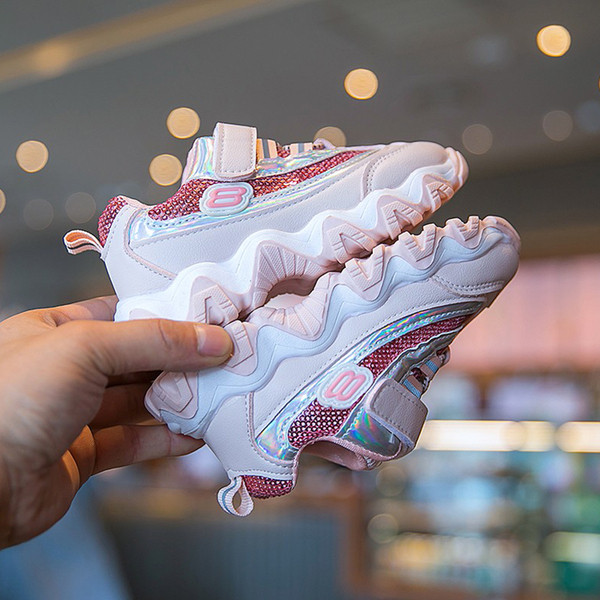 Modern fényes gyerekcipő fűzővel és matricákkal