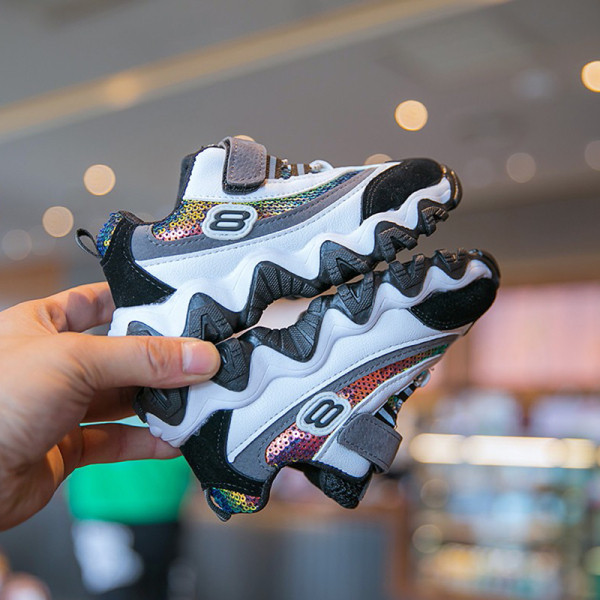 Modern fényes gyerekcipő fűzővel és matricákkal