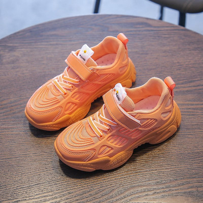 Μοντέρνα παιδικά αθλητικά παπούτσια με κορδόνια και αυτοκόλλητα κατάλληλα για αγόρια και κορίτσια